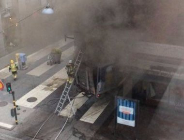 Επίθεση στη Στοκχόλμη: Δείτε ζωντανή εικόνα από το σημείο του τρομοκρατικού χτυπήματος (βίντεο)